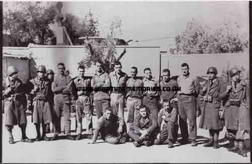 Captured - Bill Stewart - extreme right of picture beside italian guards. Gruppo di prigioneri inglesi catturati a Castelrosso, 5-3-41
